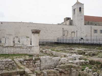 L�ultima tappa del nostro viaggio � l�area archeologica di San Pietro: una penisoletta che vide oltre 4000 anni fa sorgere i primi nuclei abitativi di Bari